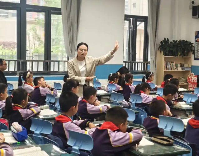 营造出积极有序的学习气氛学生在讲堂中主动参与乐于表达 营造出积极有序的学习气氛学生在讲堂中主动参与乐于表达