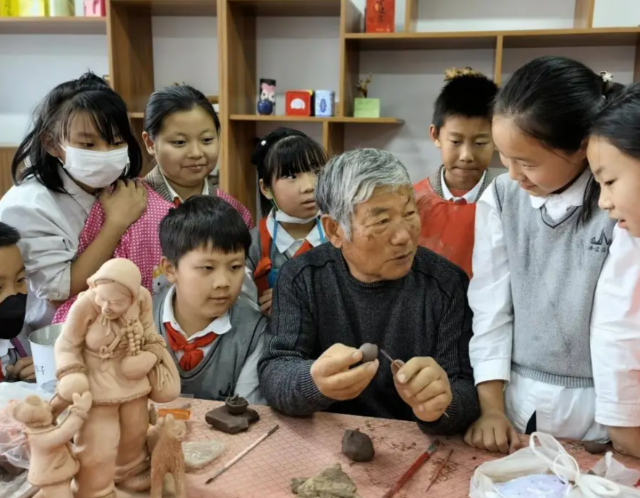 学生拓展学术视野师生双向精进一起生长育人润物无声 学生拓展学术视野师生双向精进一起生长育人润物无声